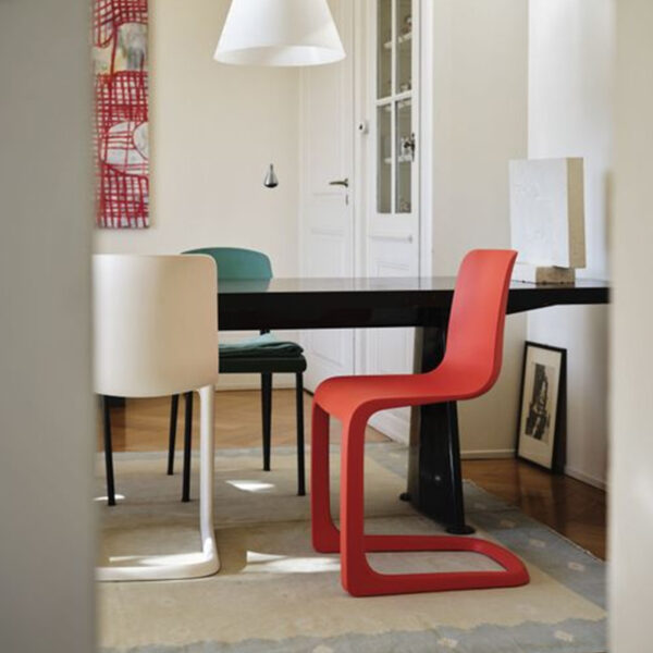 S-shaped cantilever chair S-shaped cantilever chair